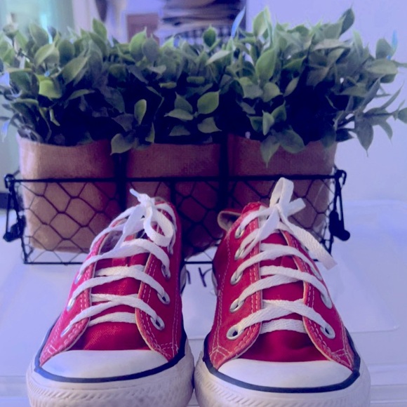 RED CONVERSE SNEAKERS🌺 - Picture 4 of 6